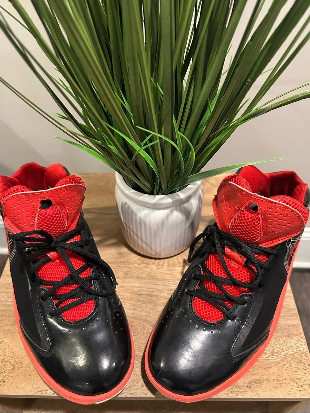 Jordan Men's Black and Red Aero Flight Athletic Sneakers